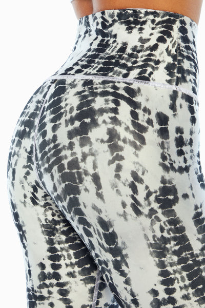 LAVENDER BLUE PAINT / WHITE DISTRESS SNAKE
